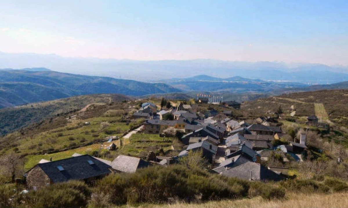 El Acebo de San Miguel, asomado a la hoya del Bierzo