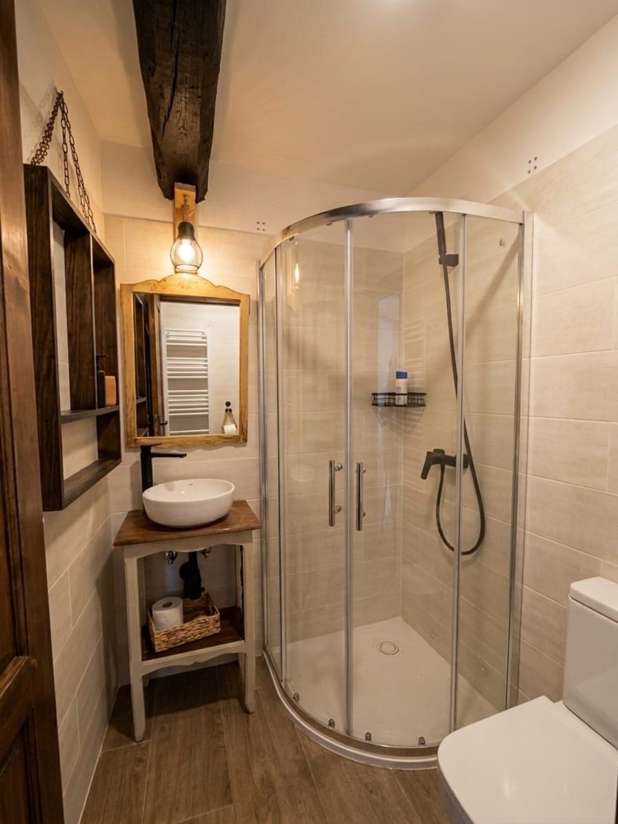 El baño privado de la suite Cereza
