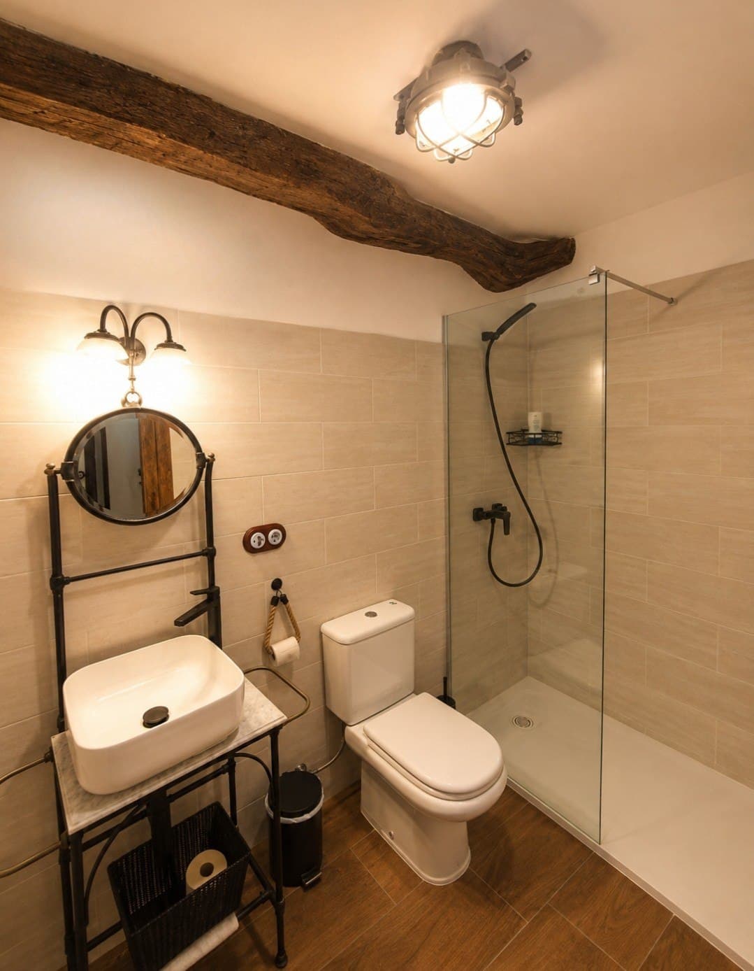 El baño de la suite Laurel, con ducha de obra